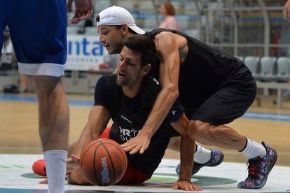 Dimitrov y Djokovic, durante un partidillo de baloncesto en Zadar el pasado día 18. / ZVONKO KUCELIN (AP)