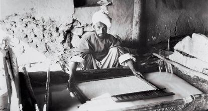 Elaboración manual de papel en India a principios del siglo XX.
