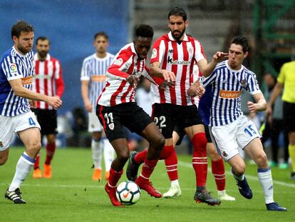 Williams protege el balón en un derbi ante la Real.