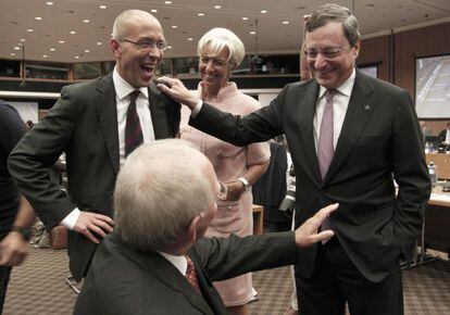 De izquierda a derecha, Jörg Asmussen, consejero del BCE; Wolfgang Schauble, ministro de Finanzas alemán (sentado); Christine Lagarde, directora del FMI, y Mario Draghi, presidente del BCE, en la reunión de ayer del Eurogrupo en Nicosia (Chipre).