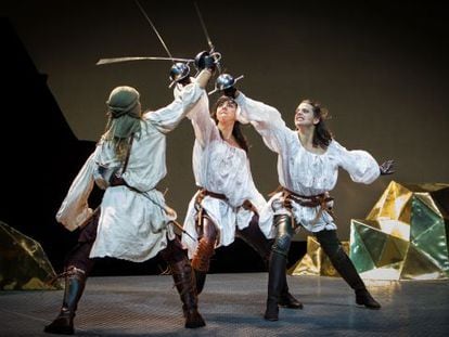 Carmen Ruiz (centro) y Macarena G&oacute;mez en &#039;Las dos bandoleras&#039; (Festival de Almagro).