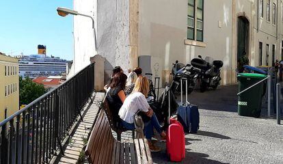 Esperando la hora de entrar en el apartamento de Alfama, con la terminal de cruceros al fondo.