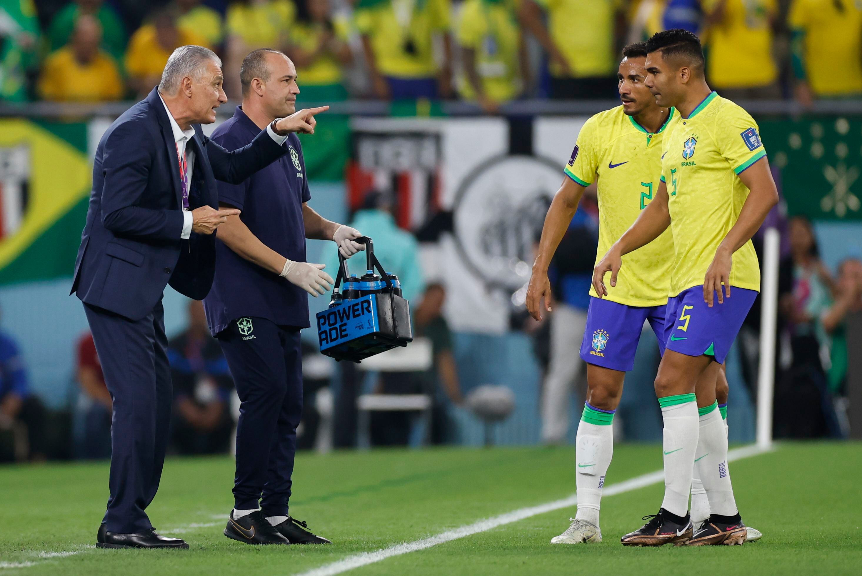 El seleccionador de Brasil Adenor Leonardo Bacchi Tite  habla con Casemiro de Brasil hoy, en un partido de los octavos de final del Mundial de Fútbol Qatar 2022 entre Brasil y Corea del Sur en el estadio 974 en Doha (Catar). 