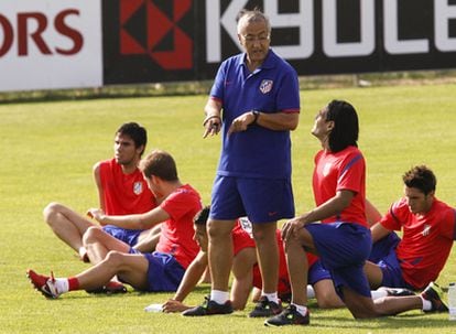 Gregorio Manzano conversa con Falcao en el primer entrenamiento del delantero colombiano con el Atlético.