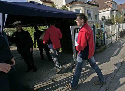 Los forenses introducen en la casa del 'Monstruo de Austria' su material de trabajo
