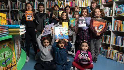Niños reunidos en la librería Kirikú y la Bruja, en Madrid, para hablar de sus libros favoritos.