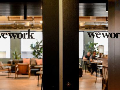 El logo de WeWork en las oficinas de la empresa en San Francisco, California, EE UU.