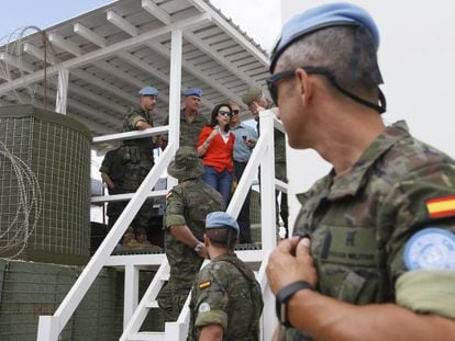 La ministra de Defensa, Margarita Robles, en la posición 4-28 de la ONU en Líbano, donde murió el cabo Soria, el pasado 28 de junio.