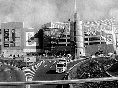 Fachada del centro comercial de Riofisa en el puerto de Las Palmas.