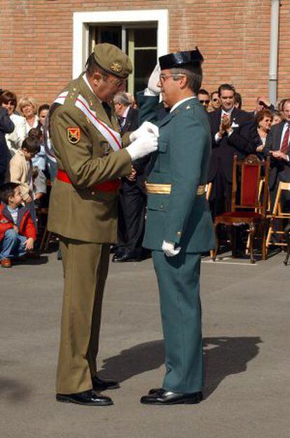 Antonio Tejero recibe una condecoración en 2004.