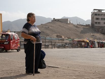 Juana Lazo Díaz  camina con bastón a su casa que se encuentra ubicada dentro del penal del Perú, el 27 de abril de 2023.