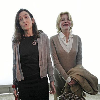 Ángeles González-Sinde y Carmen Cervera, a la salida del patronato.