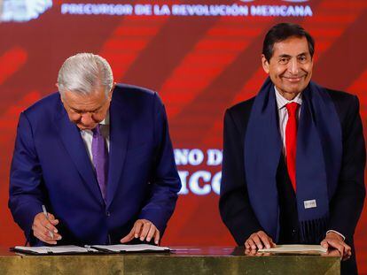 El presidente de México, Andrés Manuel López Obrador, y el secretario de Hacienda, Rogelio Ramírez de la O en el Palacio Nacional, en Ciudad de México en octubre de 2022.