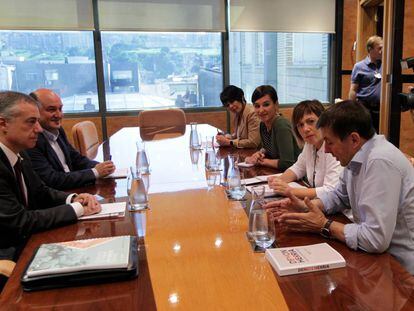Delegaciones del PNV y EH Bildu, reunidas tras las elecciones vascas del pasado 25-S.