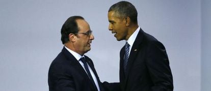 El presidente franc&eacute;s Francois Hollande (izquierda), saluda a Barack Obama durante la cumbre del clima. 