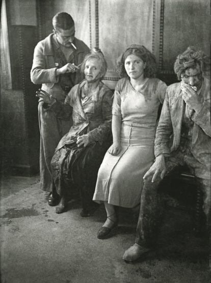 Asistencia en la Casa de Socorro a civiles heridos durante un bombardeo del ejército republicano en Oviedo en 1936.