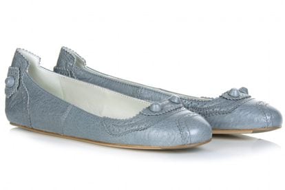 Pastel: bailarina de piel. De Balenciaga, en azul cielo (375 euros).