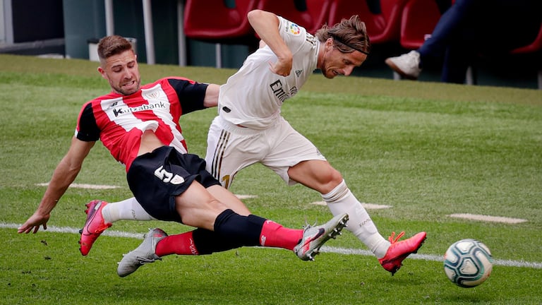 Real Madrid - Athletic de Bilbao en directo, la Liga Santander en vivo | Deportes 2 Yeray intenta robar el balón a Modric en el partido de la temporada pasada en San Mamés.