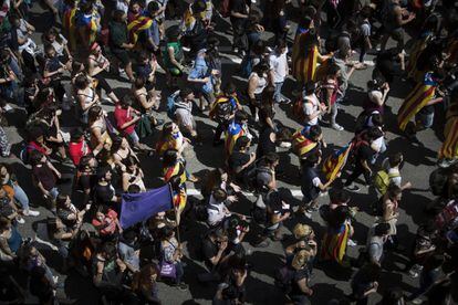 Bajo el lema 'Defensem la pública, defensem el poble català' (Defendamos la pública, defendamos el pueblo catalán), la manifestación ha partido de la plaza Universitat, con un acto previo por el Día de la Visibilización Lésbica, que se celebra hoy. En la foto, una vista aérea de la manifestación.