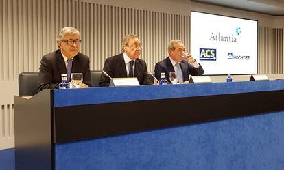 Florentino Pérez (centro) presenta el acuerdo con Atlantia y Hochtief.