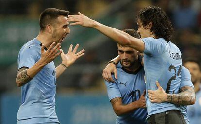 Los uruguayos celebran el gol de Cavani.