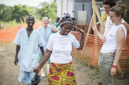 Una superviviente del ébola se despide tras el alta en un centro de Médicos Sin Fronteras en Guekedou (Guinea), en 2014.