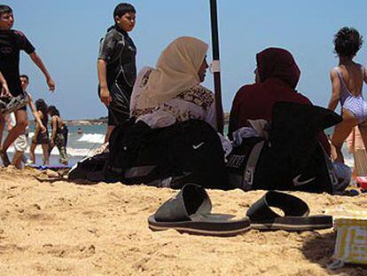 Una imagen de una playa cerca de Rabat (Marruecos), de la serie de Maruja Torres.