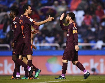 Lionel Messi of Barcelona celebra el segundo gol con Sergio Busquets.