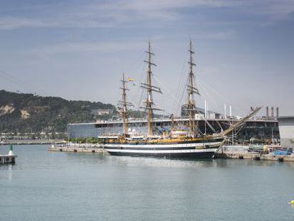 El barco-escuela &lsquo;Amerigo Vespucci&rsquo;, atracado ayer en el puerto de Barcelona.