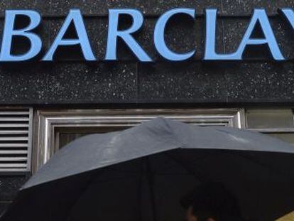 Un viadante camina delante de una oficina de Barclays en Londres