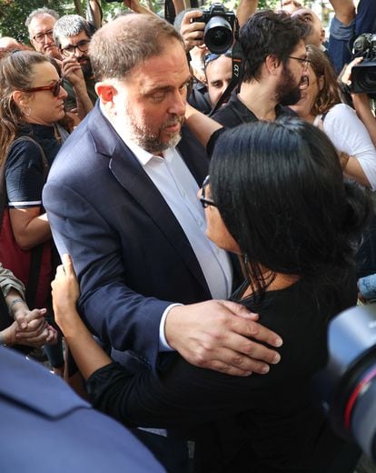 Anna Gabriel saluda este miércoles a Oriol Junqueras antes de declarar ante el Tribunal Supremo.