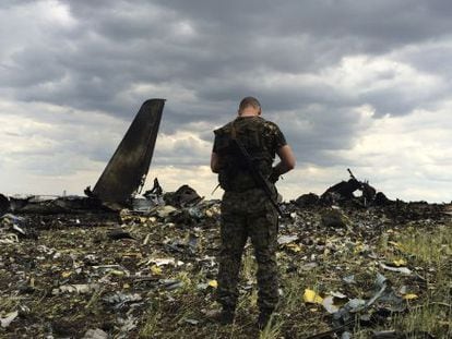 Un miliciano prorruso, en el lugar donde fue derribado el MH17. 