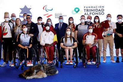 Varios deportistas paralímpicos han mostrado en la Base de La Marina de Valencia las distintas prendas de desfile, entrenamiento, premiación y paseo, diseñadas y fabricadas por la firma Luanvi para Tokio 2021.