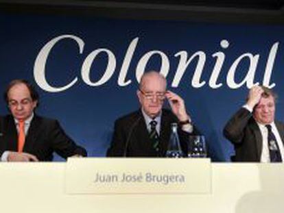 El presidente de Colonial, Jos&eacute; Bruguera (en el centro), junto a Pere Vi&ntilde;olas, consejero delegado (i) y Francisco Pal&agrave; del consejo de administraci&oacute;n (d) al inicio de la junta general extraordinaria de la inmobiliaria.