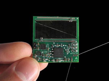 Prototipo de uno de los chips lanzados al espacio, arriba, el pequeño panel solar que aporta toda la energía necesaria para que funcionen sus sistemas de comunicación