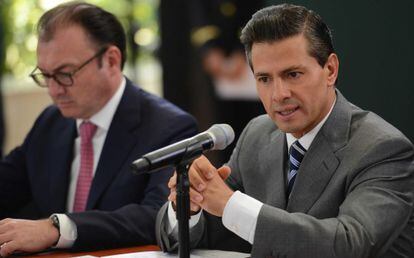 El presidente de México, Enrique Peña Nieto y el secretario de Hacienda, Luis Videgaray, este martes.