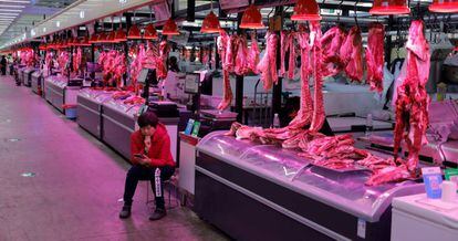 Un vendedor chino de carne en un mercado de Pekín, el pasado 15 de octubre.