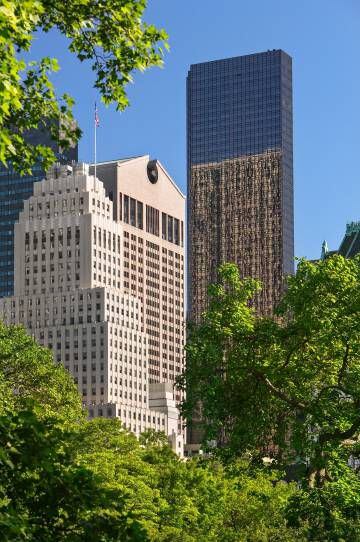 Posmodernismo sensato: el edificio AT&T, de Philip Johnson (en el centro), fue inaugurado en 1980 en el 550 de Madison Avenue (Nueva York). |