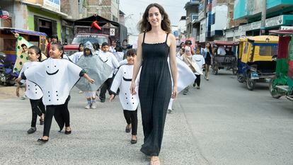 Kerstin Forsberg en un desfile callejero para difundir la situación de la mantarraya en Perú.