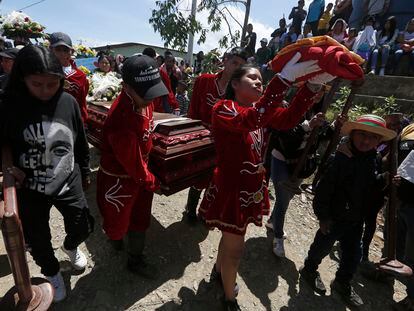 Entierro de tres personas de una misma familia, miembros del Consejo Regional Indígena del Cauca, asesinados en 2022.