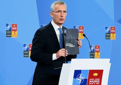 El secretario general de la OTAN, Jens Stoltenberg, sostiene este miércoles un documento con el nuevo Concepto Estratégico de la Alianza. Este nuevo documento despeja dudas sobre la proyección geográfica de su cláusula de defensa mutua, afirmando la determinación del grupo a defender la integridad y soberanía de todos sus miembros en cada centímetro de sus territorios, lo que transciende el límite geográfico tradicional marcado por el Tratado fundacional y ofrece un encaje mucho más evidente para Ceuta y Melilla entre otros territorios.