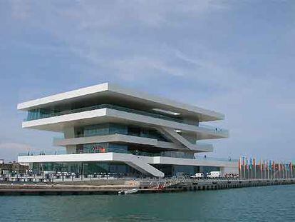 El Foredeck, edificio central de la Copa América en el nuevo puerto deportivo de Valencia, proyectado por David Chipperfield y b720.