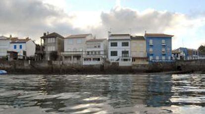 Panorámica desde el mar de las casas de Redes, en el municipio coruñés de Ares.