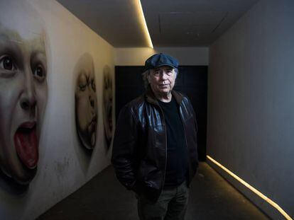 Joan Manuel Serrat, en la entrada al garaje de un hotel en Madrid, el pasado abril.