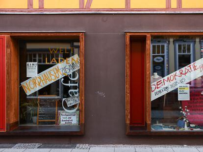 Una tienda con carteles contrarios a AfD en Nordhausen, este domingo.