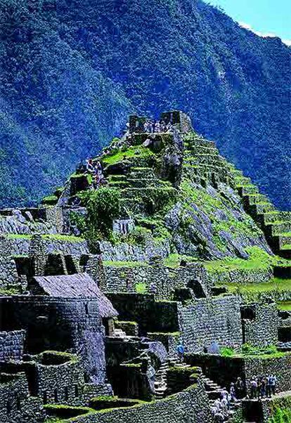 Machu Picchu, en las laderas orientales de los Andes, se encuentra a unas cinco horas en tren y autobús desde Cuzco.
