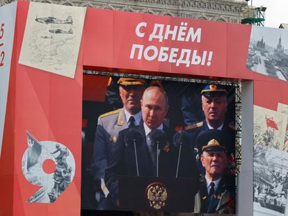 Una pantalla gigante en la plaza Roja de Moscú muestra a Putin durante su discurso. 