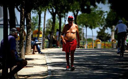 Un hombre transita en el Parque Juan Carlos I.  