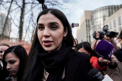 Emma Coronel, esposa de El Chapo, en febrero de 2019, saliendo del tribunal de Brooklyn donde se estaba juzgado entonces a su esposo.
