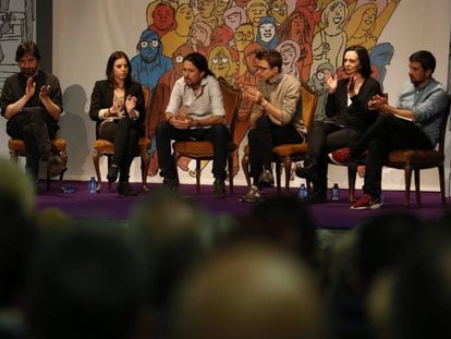 Los dirigentes de Podemos Pablo Iglesias, &Iacute;&ntilde;igo Errej&oacute;n, Irene Lozano, Carolina Bescansa, Rafa Mayoral y Ramon Espinar en un acto electoral. 